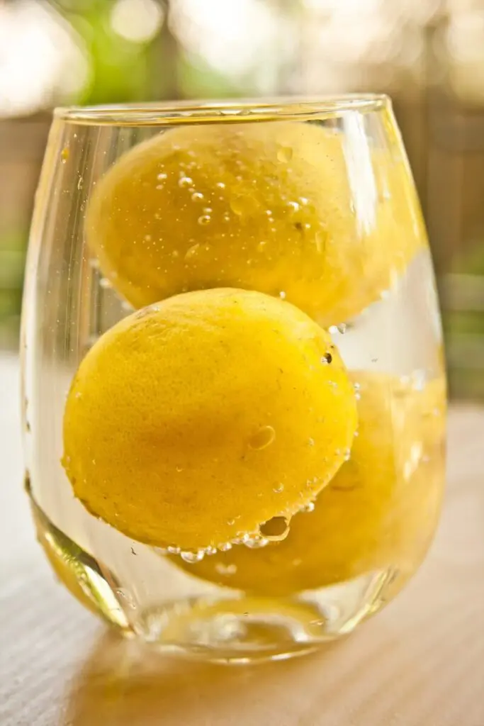 1200px-Lemons_in_water_-_refraction